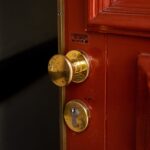Comment rouvrir sa porte claquée sans clé ni stress