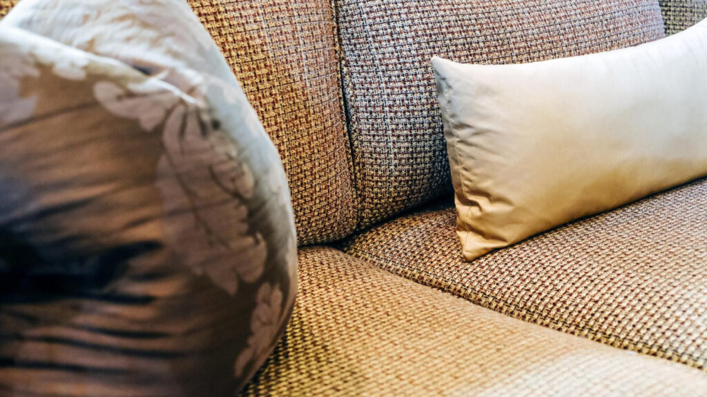 Comment redonner vie à un canapé en tissu facilement ?