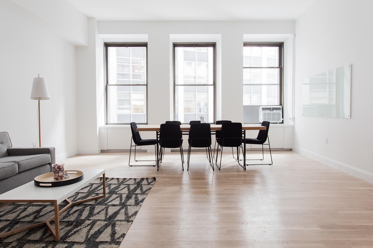 La pose en chevron d'un parquet massif dans une décoration contemporaine