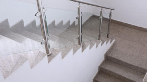Fixations pour balustrades en verre : conseils pour choisir vos pinces