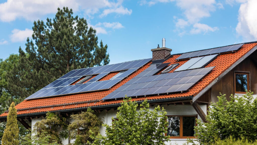 Pourquoi intégrer une batterie solaire à votre système photovoltaïque ?