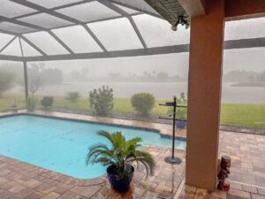 Comment installer un abri de piscine : étapes, astuces et erreurs à éviter