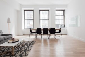La pose en chevron d'un parquet massif dans une décoration contemporaine