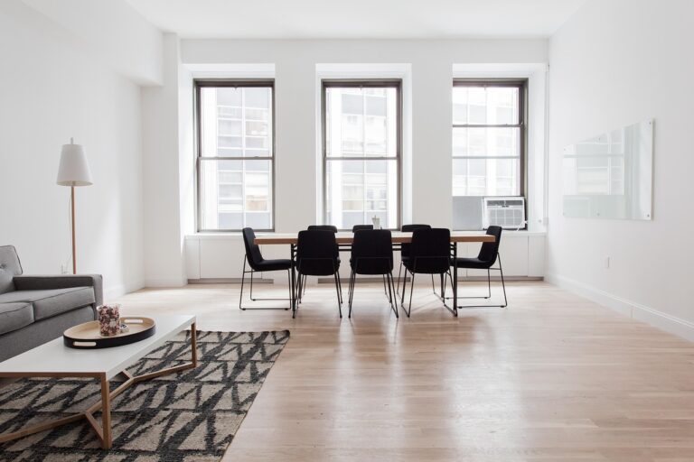 La pose en chevron d'un parquet massif dans une décoration contemporaine