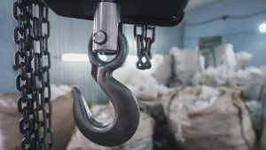 Comment une potence de levage réduit les risques d’accidents et blessures ?