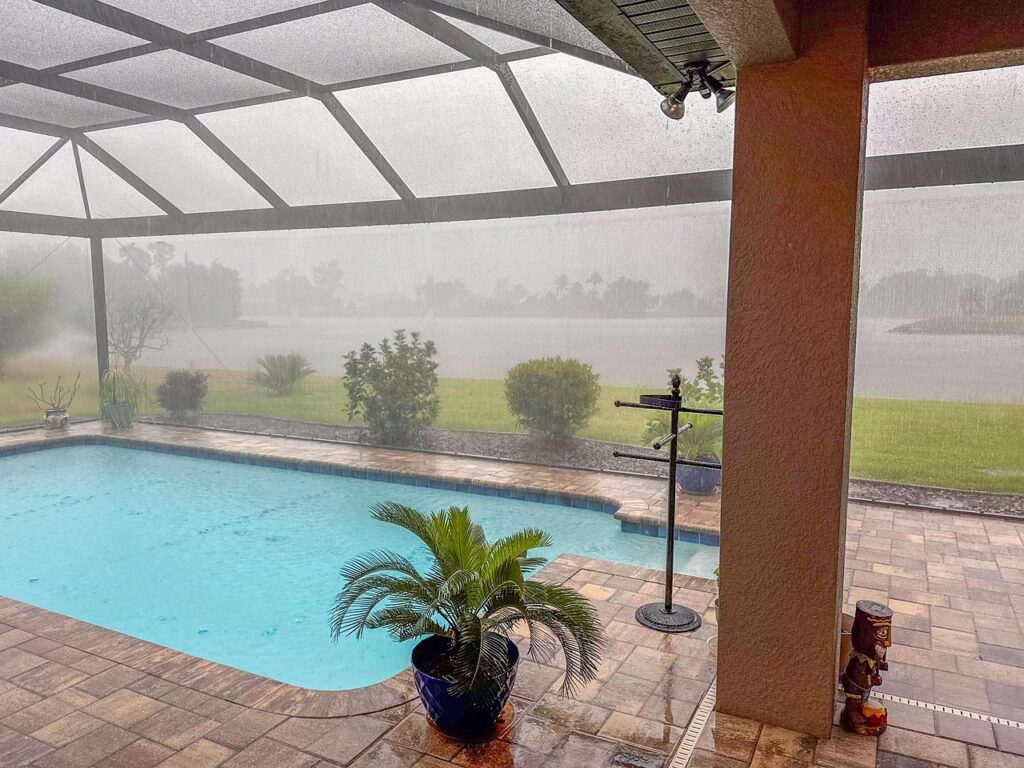 Comment installer un abri de piscine : étapes, astuces et erreurs à éviter