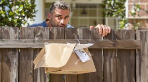 Colis volé par voisin : les démarches pour protéger la livraison à domicile