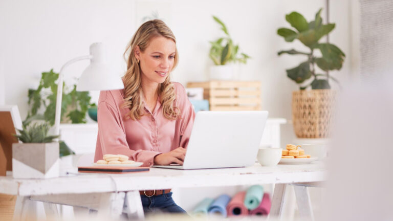Bureau x beauté : transformer son espace en zone de travail et de soin ultra chic