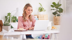 Bureau x beauté : transformer son espace en zone de travail et de soin ultra chic