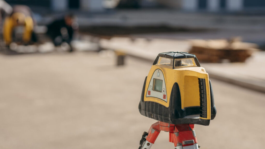 Les avantages du niveau optique de chantier dans la construction : précision et fiabilité