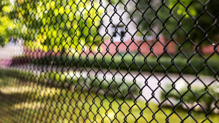 Grillage, clôture ou brise-vue : les solutions Clôture Discount pour protéger votre espace extérieur