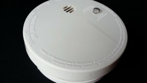 Pour optimiser la sûreté de votre foyer, équipez votre intérieur d'un détecteur de fumée connecté