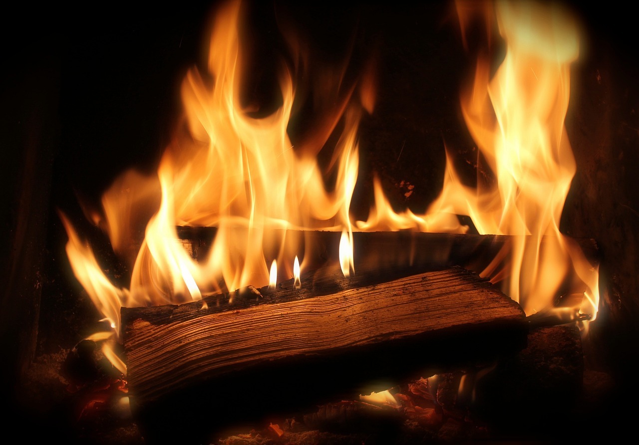 comment allumer un feu de cheminée les astuces efficaces.