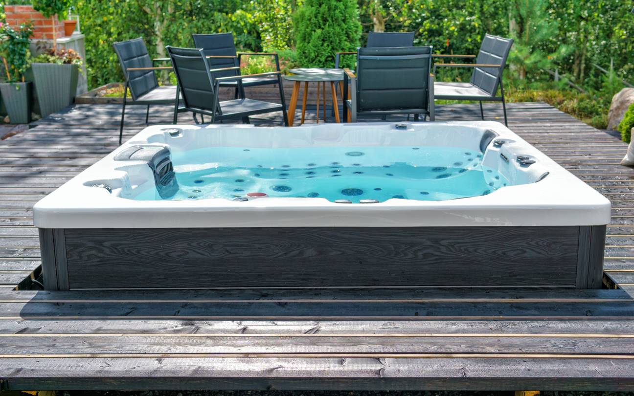 Un spa jacuzzi en extérieur