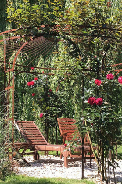 Une jolie gloriette en fer couverte de rosiers grimpants. ©ELEO-Tonnelle