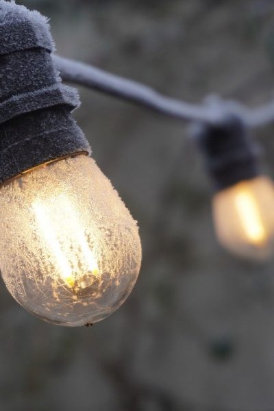 Décorer_son_extérieur_avec_des_guirlandes_lumineuses